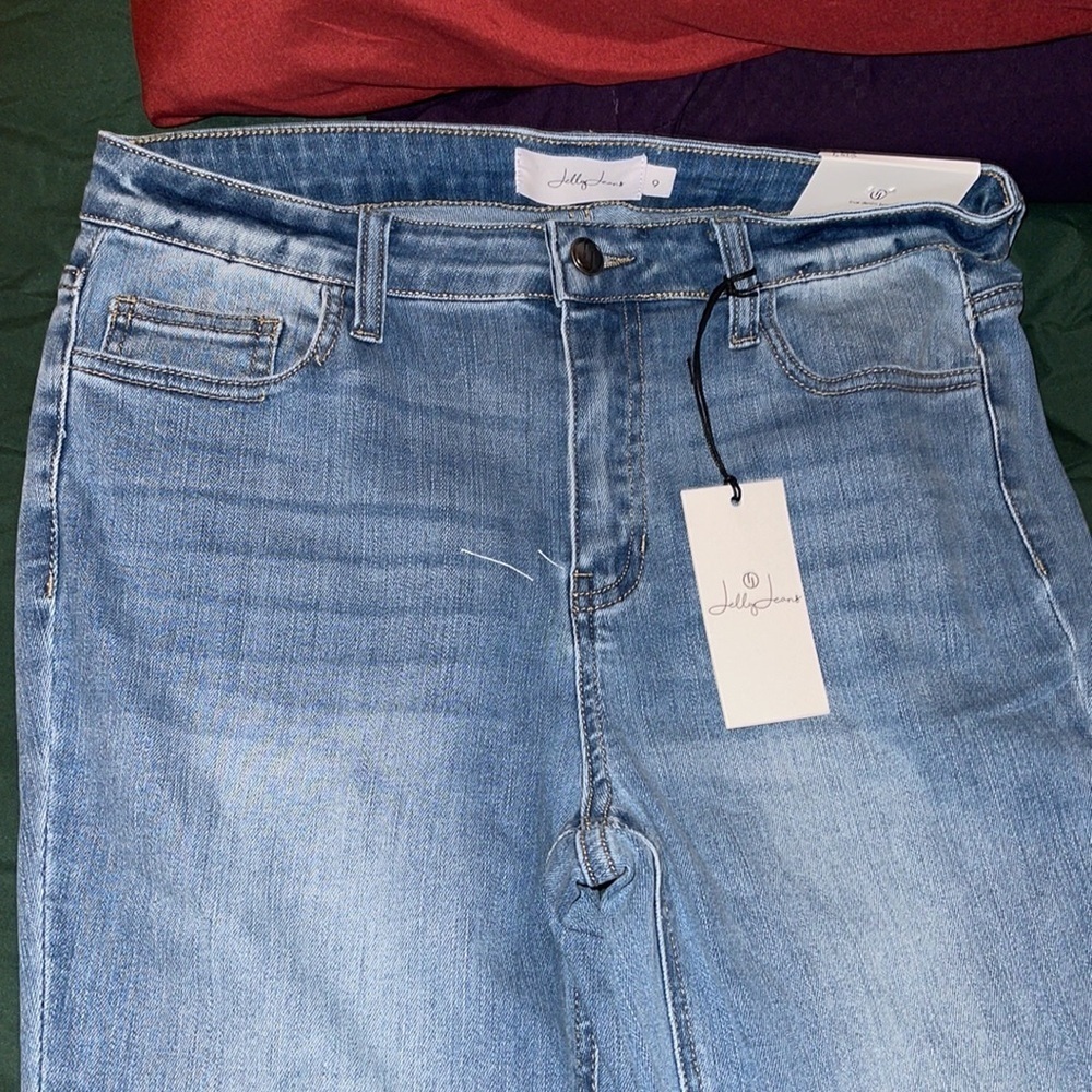 Size 9 non-distressed raw hem light wash jeans - Picture 3 of 5